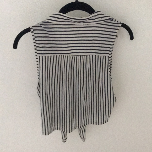 Button-up Crop Top - Picture 2 of 3